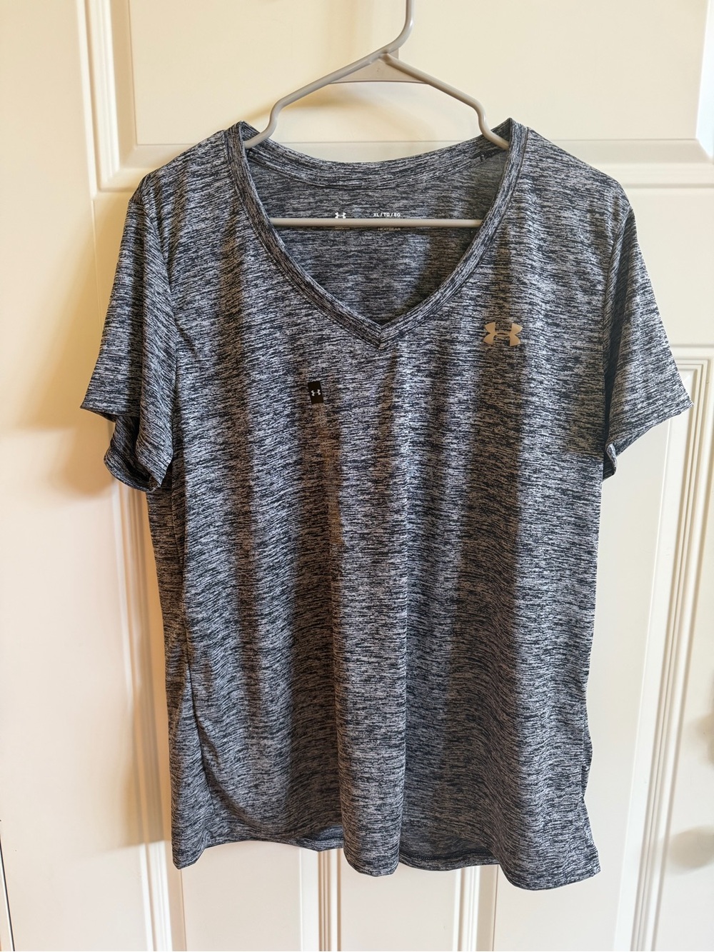 NWT Under Armour Women's Gray Heather V-Neck Performance Tee, Size XL